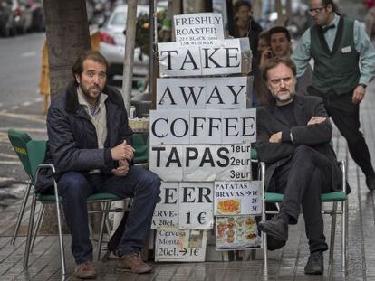 Victor Solé, a la izquierda, y Marc Caellas, actor y director de ‘Guiris go home’ en el centro de Barcelona.