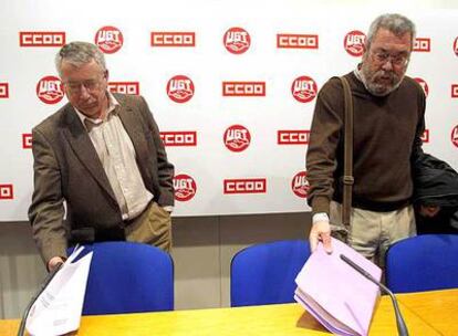 Ignacio Fernández Toxo, líder de CC OO, y Cándido Méndez, secretario general de UGT, ayer al comienzo de la conferencia de prensa.