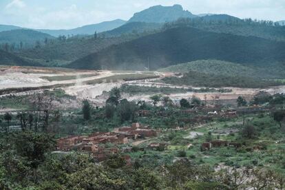 A atmosfera em Bento Rodrigues é fantasmagórica; ninguém mais mora nesse povoado em ruínas, envolvido por uma manta barrenta que gruda nas poucas paredes que ficaram em pé no meio dos 7 milhões de metros cúbicos de resíduos minerais (níquel, sílica e ferro) que cobriram completamente o local. Na imagem, vista da região destruída de Bento Rodrigues.