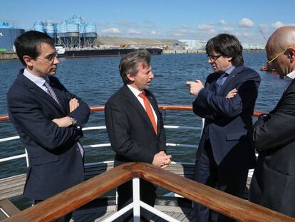 Carles Puigdemont, amb Raül Romeva, al port de Gant.