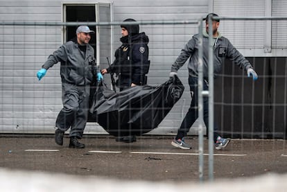 Operarios trasladan el cadáver de una de las víctimas del ataque terrorista en la sala Crocus, este sábado en Krasnogorsk. 