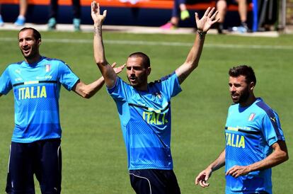 Chiellini (I), Bonucci y Barzagli (D) durante un entrenamiento con Italia.