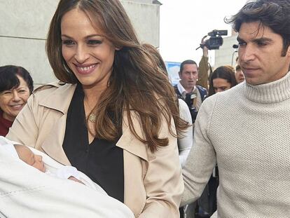 Cayetano Rivera y Eva Gonz&aacute;lez a la salida del hospital en Sevilla. 