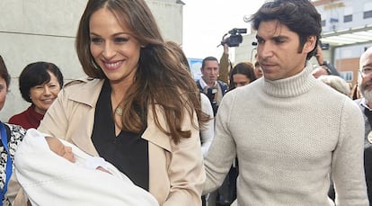 Cayetano Rivera y Eva Gonz&aacute;lez a la salida del hospital en Sevilla. 