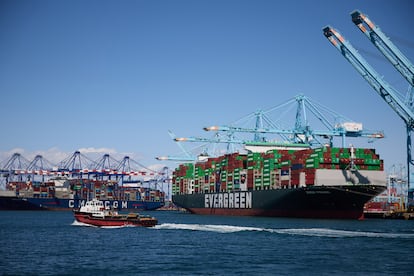 Buques descargan contenedores en el puerto de Los Ángeles, California, el 2 de abril de 2025.