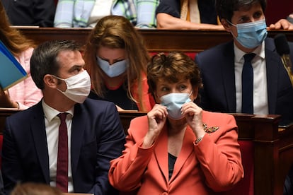 Los ministros de Sanidad, Olivier Véran, y de Cultura, Roselyne Bachelot, durante la sesión parlamentaria del martes en la que se discutió la gratuidad de las mascarillas.