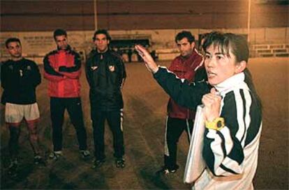 Yuriko Saeko da instrucciones a los jugadores del Puerta Bonita durante un entrenamiento.