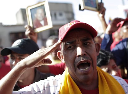 Cientos de seguidores lamentan la pérdida del fallecido presidente de Venezuela Hugo Chávez en las inmediaciones del Hospital Militar de Caracas.