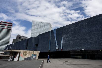 El edificio del Museu Blau, o de ciencias naturales, en uno de los accesos del parque del Fòrum de Barcelona.