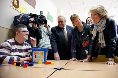 Esperanza Aguirre inaugura una residencia para discapacitados en Legans junto a la ministra de Sanidad, Leire Pajn. El balance de inauguraciones en enero es de nueve actos (dos centros educativos, dos centros de salud, dos empresas privadas, un tramo de autova, un centro de empleo y una residencia para discapacitados) esta cifra dobla a la de otros meses como noviembre.