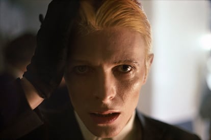 Primer plano de Bowie en la película 'The Man Who Fell to Earth', en la que interpreta a un extraterrestre que llega a la Tierra con forma humana.