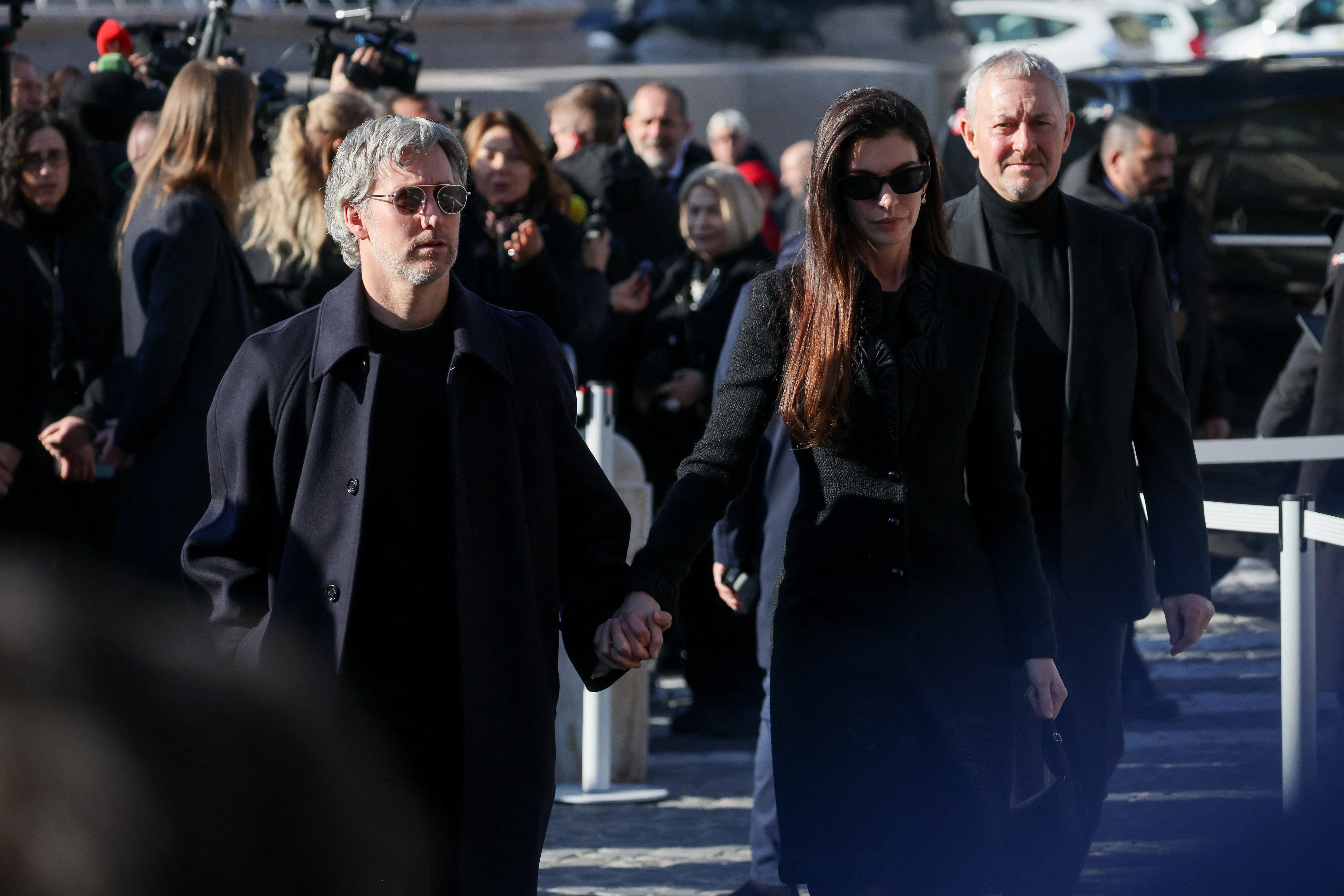 Último adiós a Valentino: Anne Hathaway, Donatella Versace y otros rostros conocidos en el funeral del diseñador
