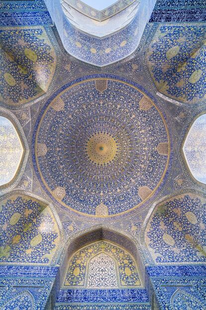 Vista del techo de la Mezquita Shah en Isfahan, Irán.