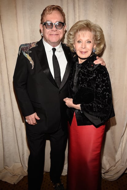 Sir Elton John y Lily Safra posan abrazados durante la gala anual que celebra el cantante para recaudar fondos para la lucha contra el sida, en Nueva York en noviembre de 2016.