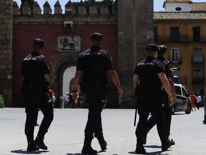 Efectivos de la policía, junto al Alcázar de Sevilla, la zona que se había blindado para la visita de Obama.
