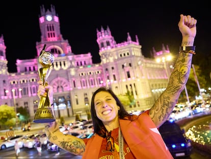Jenni Hermoso, con el trofeo de Campeonas del Mundo en el autobús a su paso por la plaza de Cibeles de Madrid.