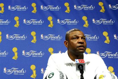 Doc Rivers, técnico de Boston Celtics, en rueda de prensa