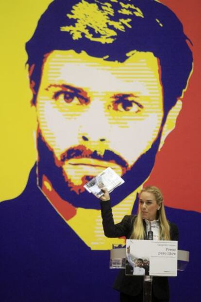 Lilian Tintori, in Madrid in front of a photo of her husband, Leopoldo López.