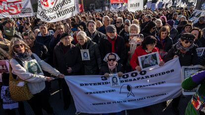 Madres de Plaza de Mayo y otros simpatizantes protestan este 4 de julio en Buenos Aires.