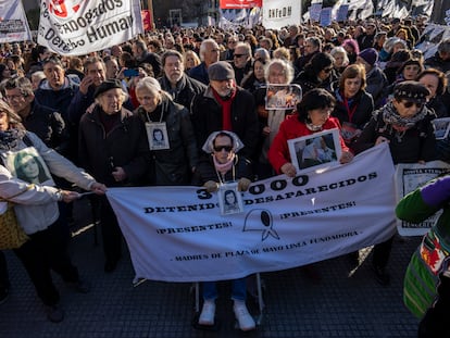 Madres de Plaza de Mayo y otros simpatizantes protestan este 4 de julio en Buenos Aires.