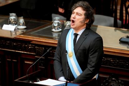 Javier Milei canta el himno nacional durante la presentación del presupuesto de 2025 en el Congreso de Buenos Aires, en septiembre de 2024.