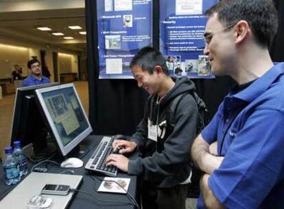 Un joven prueba un programa en un centro de investigación de Microsoft en Silicon Valley.