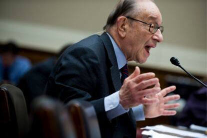El ex presidente de la Reserva Federal de EE UU, Alan Greenspan, durante un momento de su intervención ante la comisión que investiga las causas de la crisis financiera.