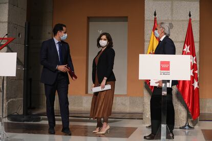 El vicepresidente madrileño, Ignacio Aguado, la presidenta, Isabel Díaz Ayuso, y el consejero de Sanidad, Enrique Ruiz-Escudero, el pasado viernes. 