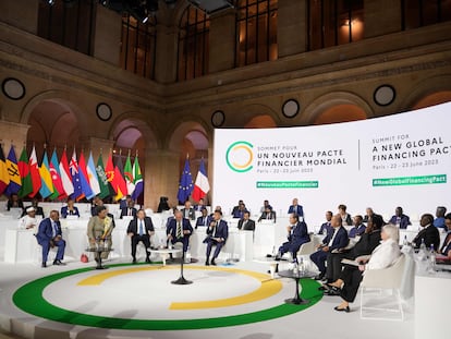 Mandatarios de Barbados, Francia, Etiopía, Brasil, EE UU y otros países durante la cumbre, el 23 de junio en París.