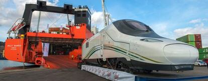 Embarque en un barco de transporte del primer tren AVE que Talgo env&iacute;a con destino Arabia Saud&iacute; desde el puerto de Barcelona. 