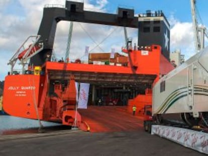 Embarque en un barco de transporte del primer tren AVE que Talgo env&iacute;a con destino Arabia Saud&iacute; desde el puerto de Barcelona. 