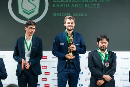 Firouzja, Carlsen y Nakamura (de izquierda a derecha) en el podio del Mundial de Rápidas de Moscú, 2019