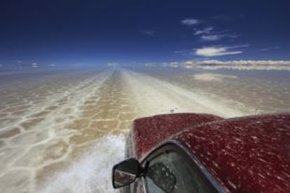 Ruta en todoterreno por el salar de Uyuni (Bolivia) durante la época de lluvias.