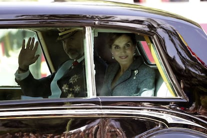 Los Reyes se despiden tras presidir el desfile del Día de la Fiesta Nacional.