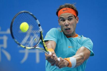 Nadal golpea un revés durante su partido con Gasquet.