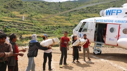 Distribución de artículos de socorro en Nepal tras el terremoto de 2015.