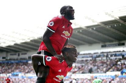 Pogba (abajo) y Lukaku celebran el tercer gol del Manchester.