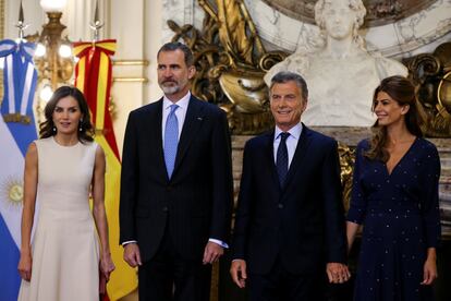 De derecha a izquierda, la reina Letizia, el rey Felipe, el presidente argentino Mauricio Macri y la primera dama Jualiana Aguada, posan para una foto de familia en la Casa Rosada, en Buenos Aires, durante la visita de los Reyes a Argentina.