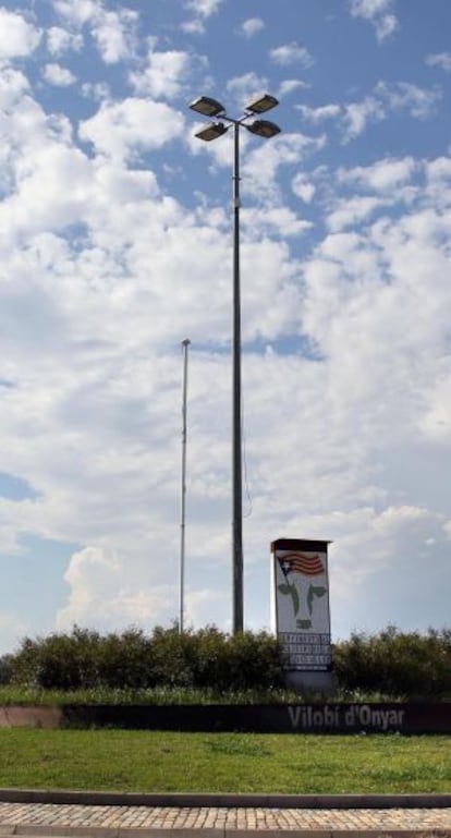 Roundabout with the missing flag in Vilobí d´Onyar.