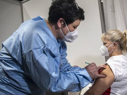 Una enfermera recibe la vacuna de Pfizer y BioNtech en Riesa, Sajonia.