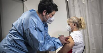 Una enfermera recibe la vacuna de Pfizer y BioNtech en Riesa, Sajonia.