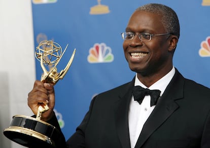 Andre Braugher posa con un Emmy que ganó en 2006.