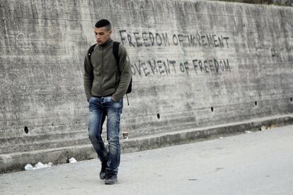 Un joven refugiado junto al muro del centro de registro de Moria.