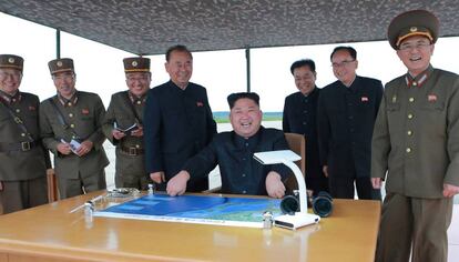 Kim Jong-un durante o último teste de mísseis.