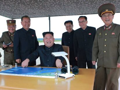 Kim Jong-un durante o último teste de mísseis.