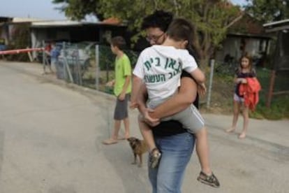 Una israelí y su hijo, tras un ataque en Netiv Haasara este miércoles.