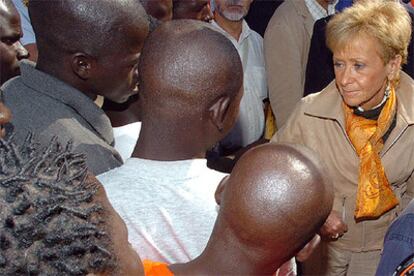 La vicepresidenta conversa con varios inmigrantes en el centro de acogida de Melilla.