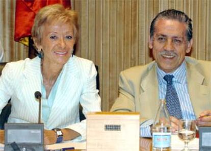 La vicepresidenta primera del Gobierno, María Teresa Fernández de la Vega, junto al secretario general del PSOE en el Congreso, Diego López Garrido.