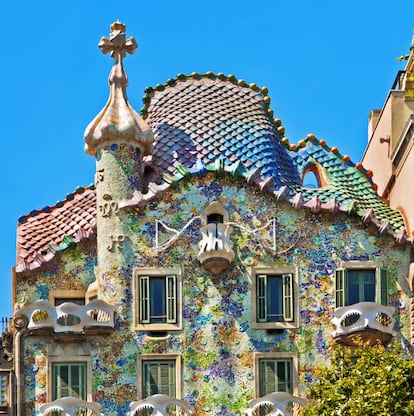 Parte superior de la Casa Batlló, en el paseo de Gracia, en Barcelona.