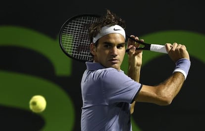 Federer se dispone a golpear de revés.